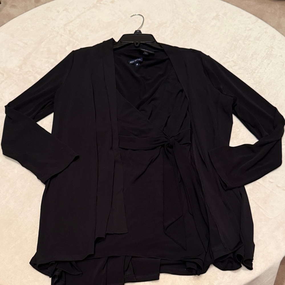 Women’s maternity tie top with sqeater